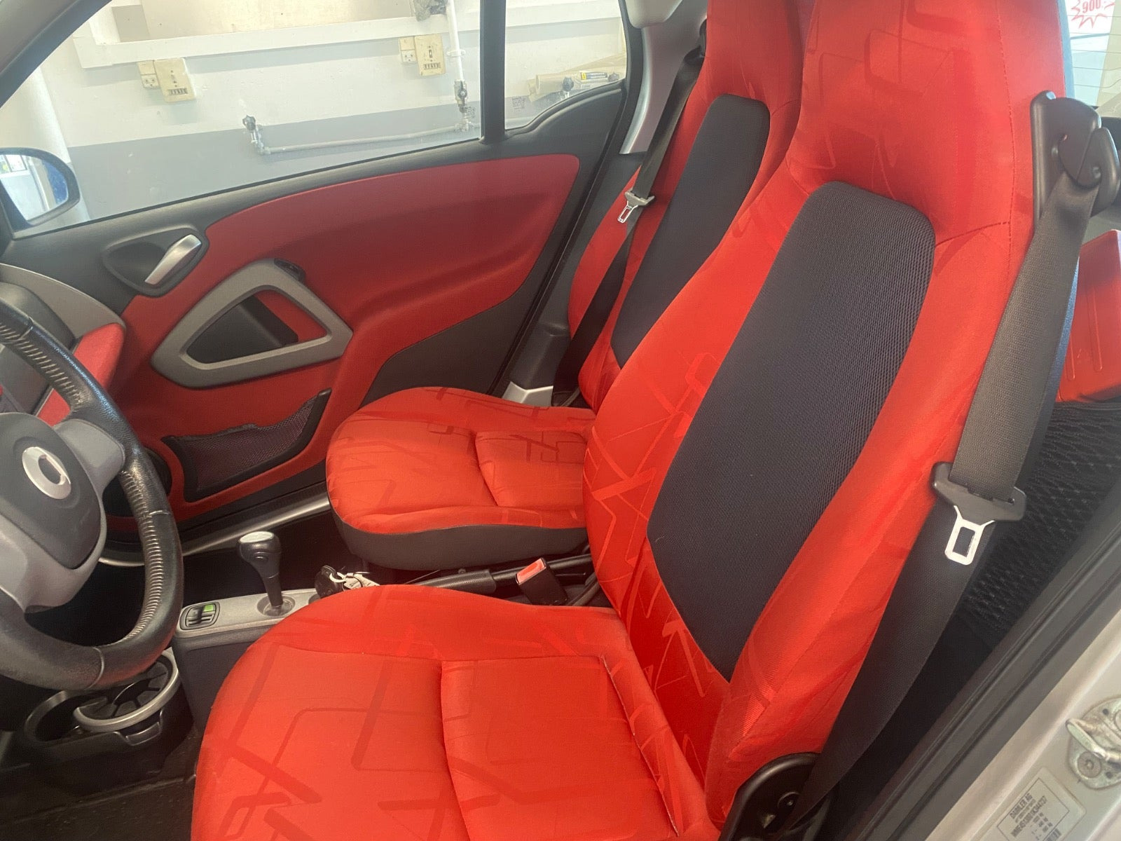 Rød Smart ForTwo Coupé fra 2009 set indefra