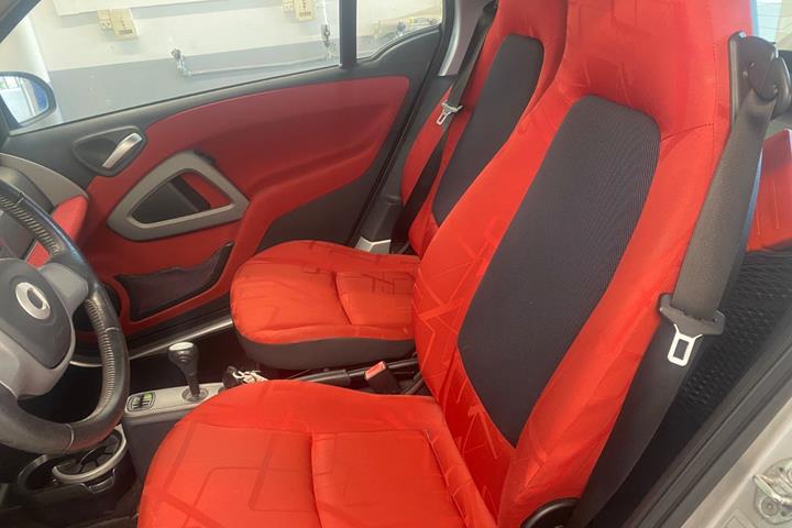 Rød Smart ForTwo Coupé fra 2009 set indefra
