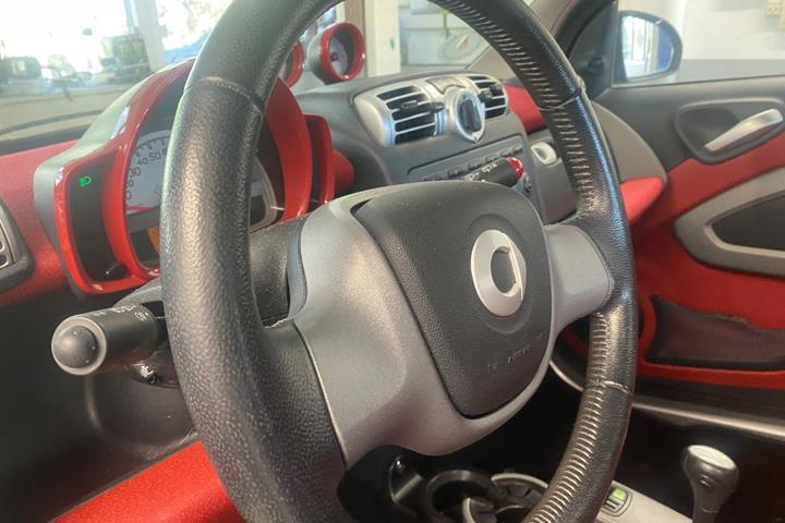 Rød Smart ForTwo Coupé fra 2009 set indefra