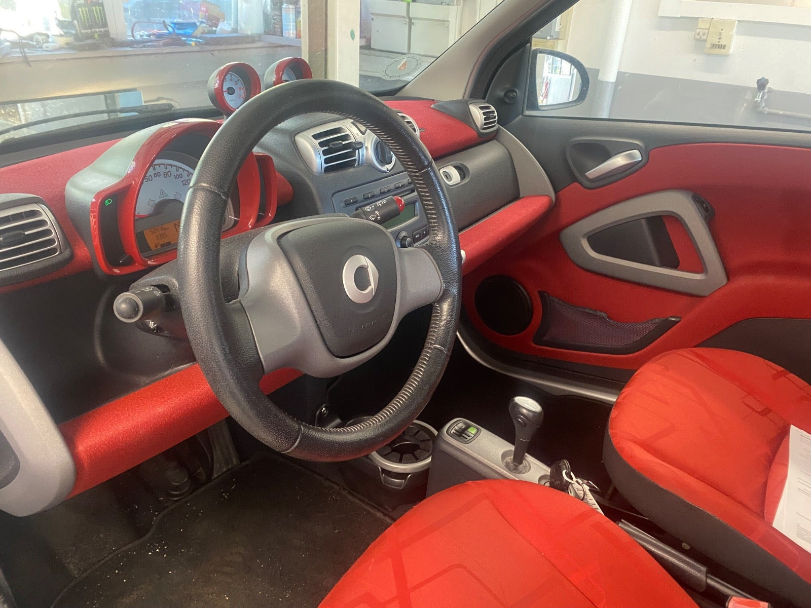 Rød Smart ForTwo Coupé fra 2009 set indefra