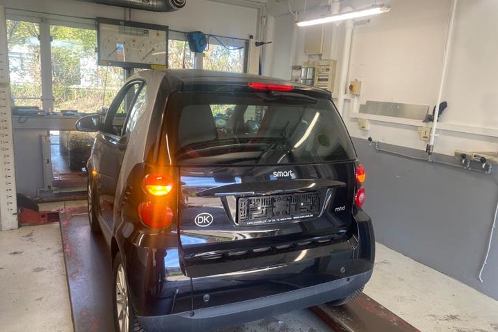 Rød Smart ForTwo Coupé fra 2009 set udefra
