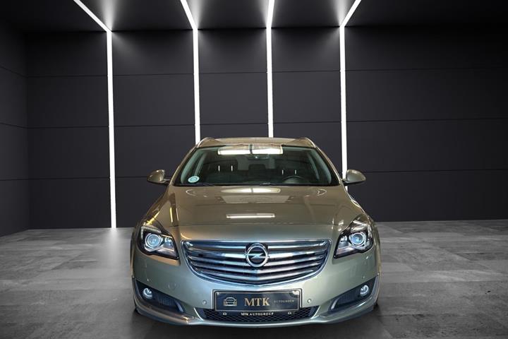 Orange Opel Insignia fra 2014