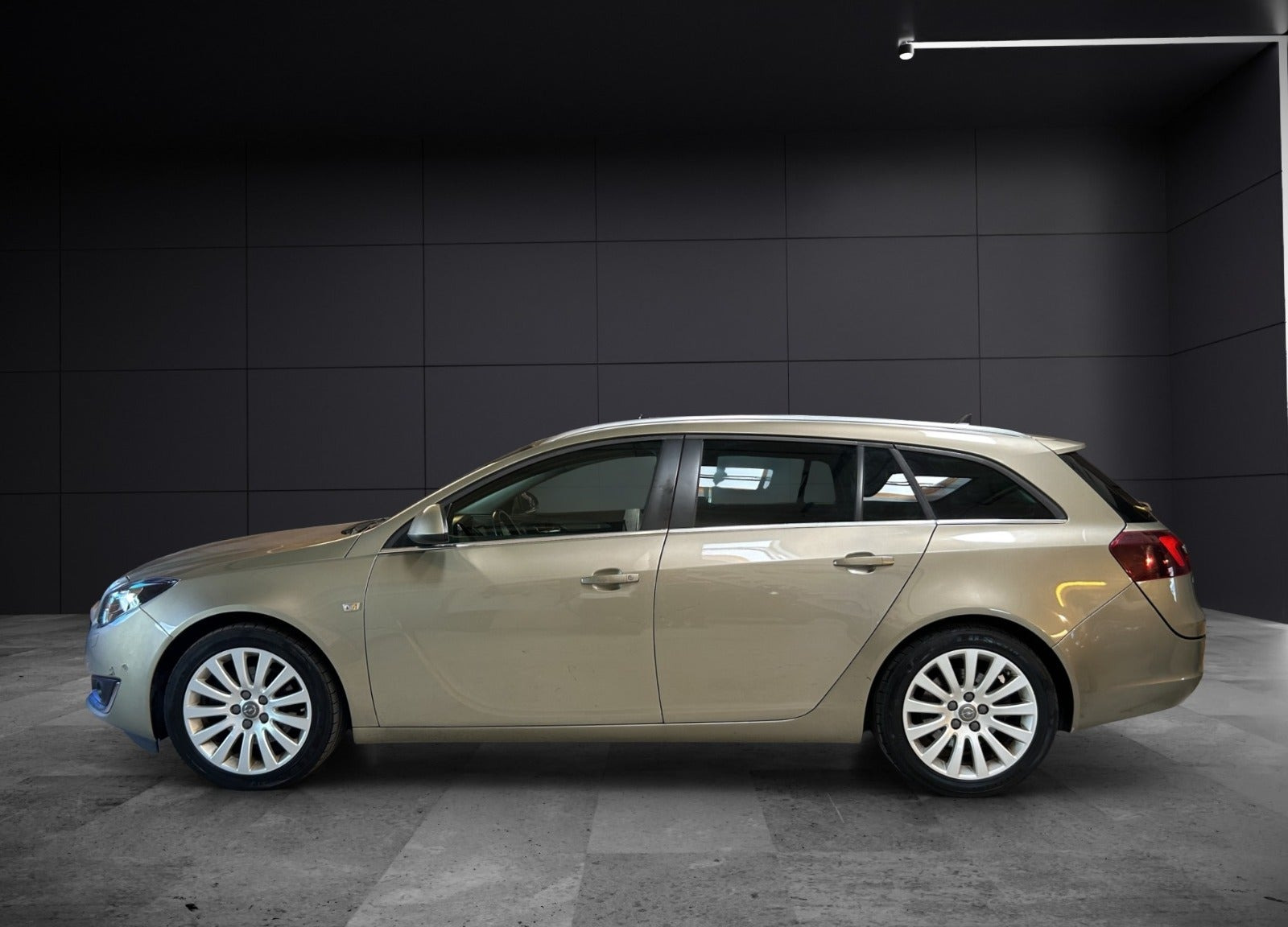 Orange Opel Insignia fra 2014