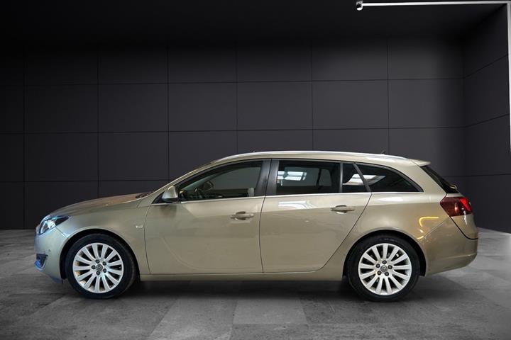 Orange Opel Insignia fra 2014