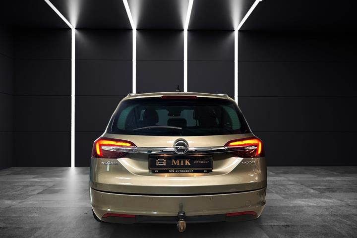 Orange Opel Insignia fra 2014