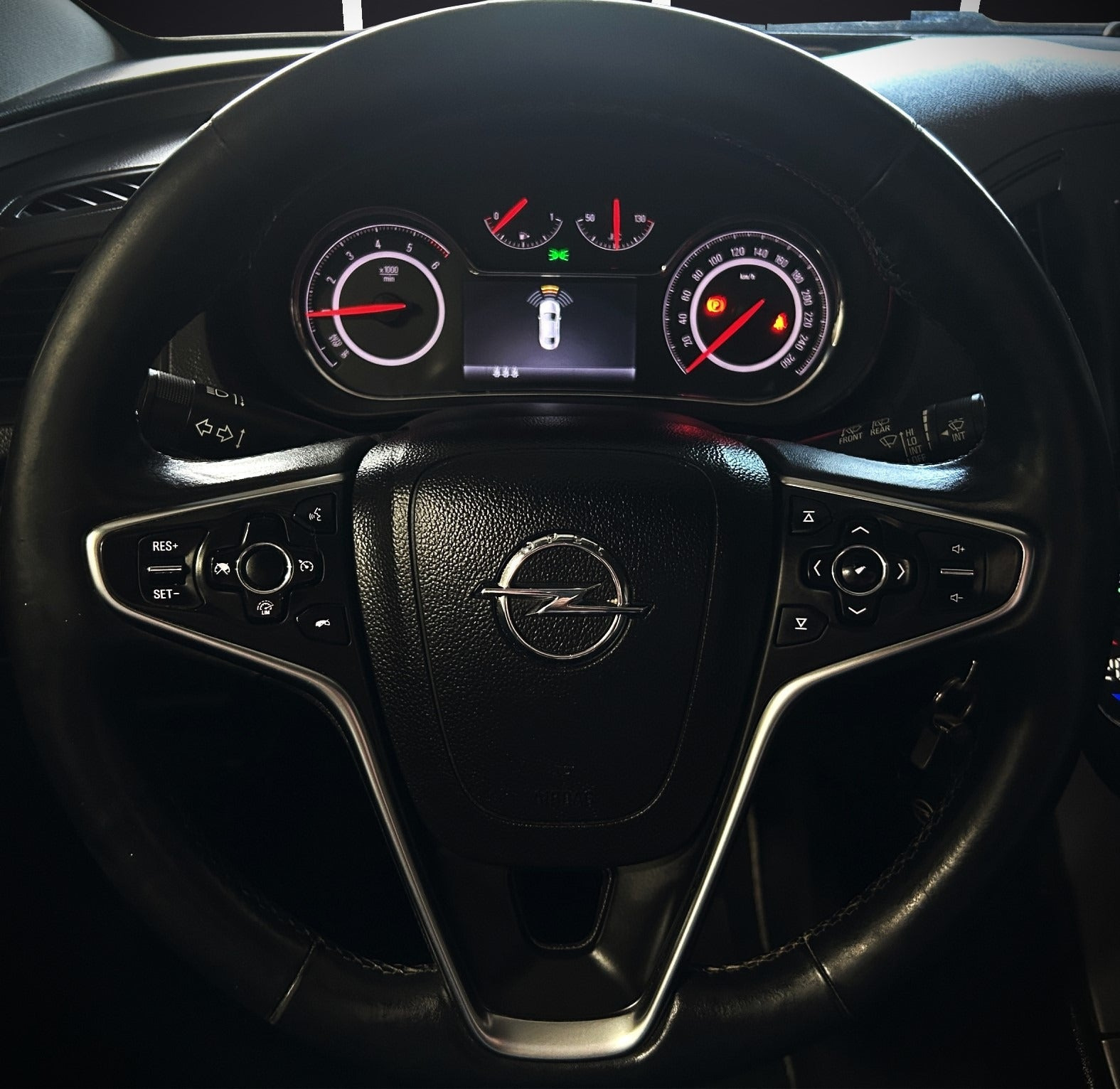 Orange Opel Insignia fra 2014