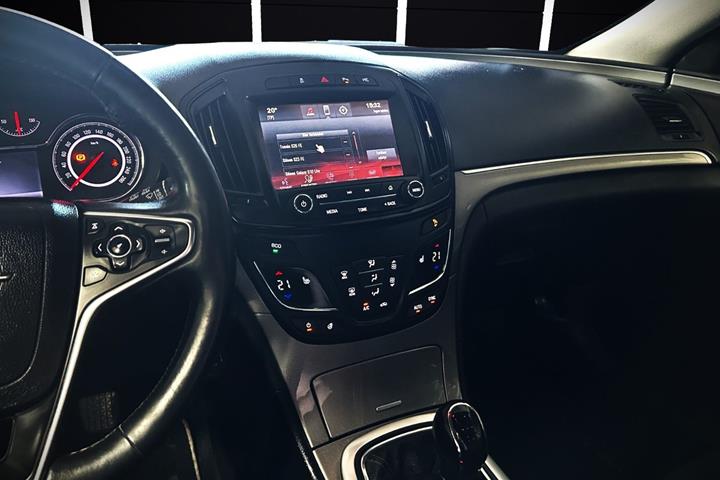 Orange Opel Insignia fra 2014