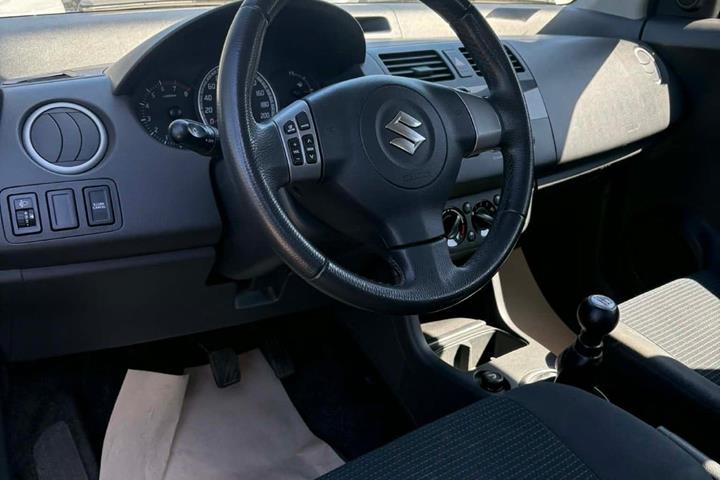 Sort Suzuki Swift fra 2008