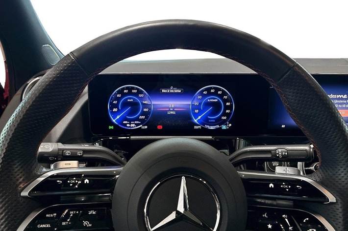 Rød Mercedes EQA250+ fra 2025