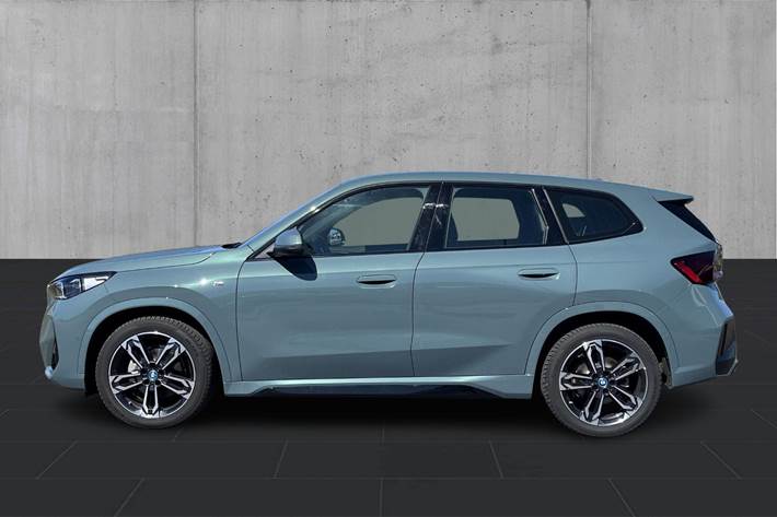 Grøn BMW iX1 fra 2025