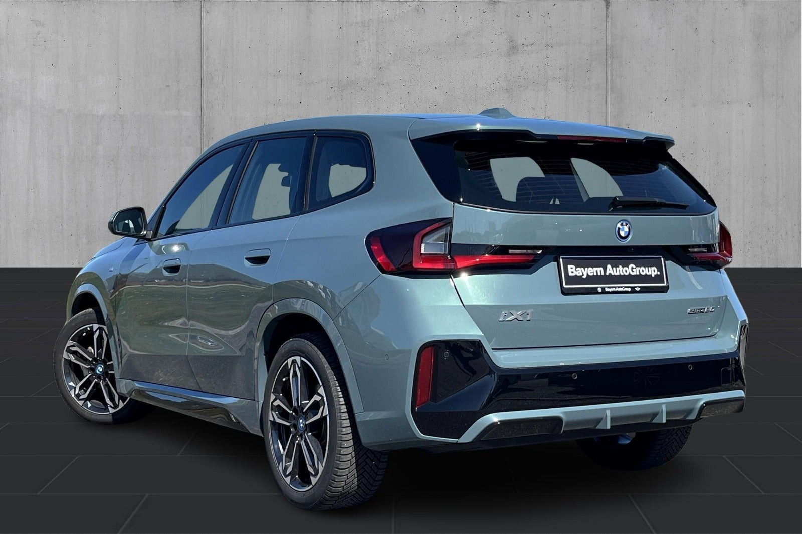 Grøn BMW iX1 fra 2025