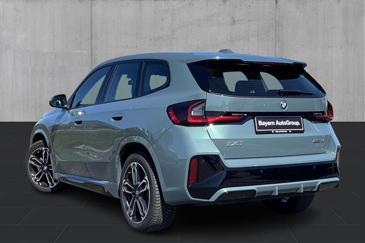 Grøn BMW iX1 fra 2025