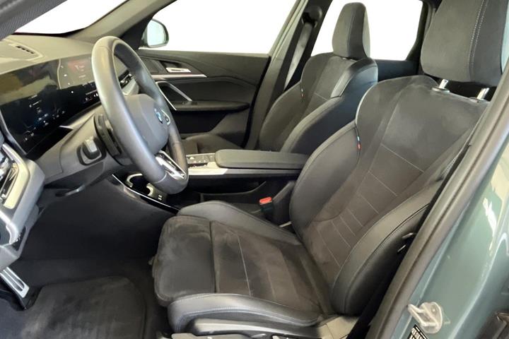 Grøn BMW iX1 fra 2025