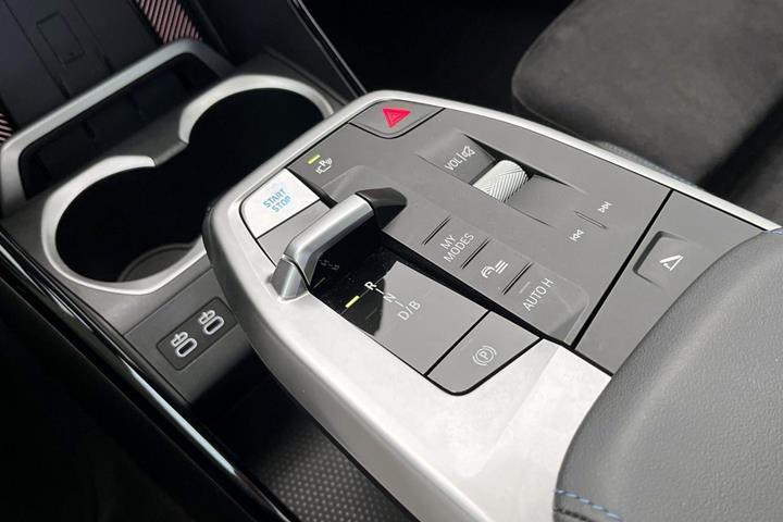 Grøn BMW iX1 fra 2025