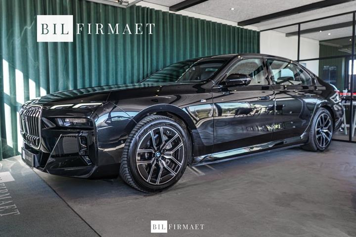 Sort BMW i7 fra 2024 set udefra