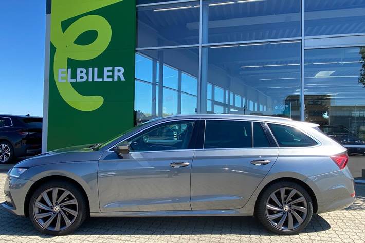 Grå Skoda Octavia fra 2023