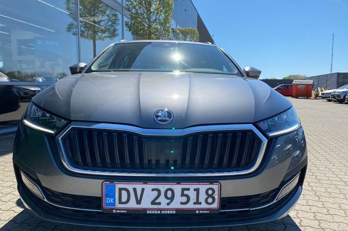 Grå Skoda Octavia fra 2023