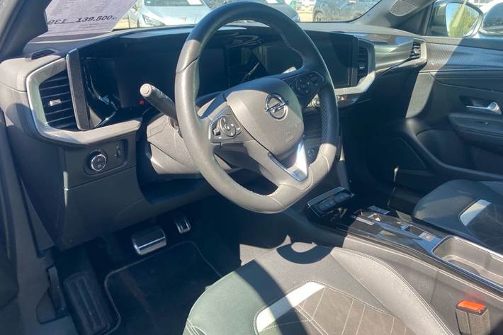 Hvid Opel Mokka-e fra 2023