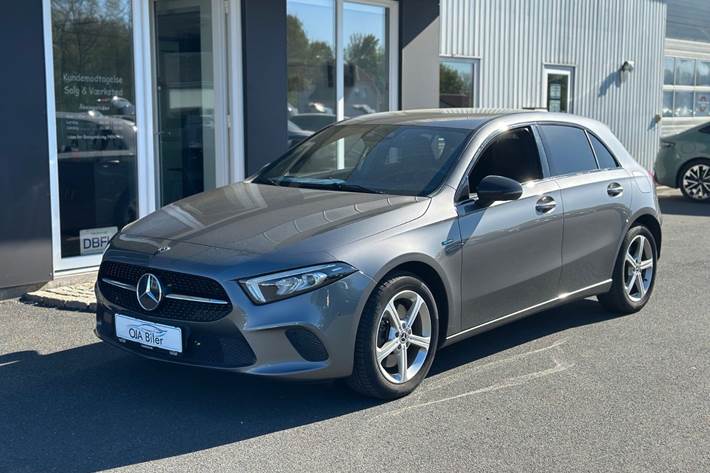 Grå Mercedes A250 e fra 2020