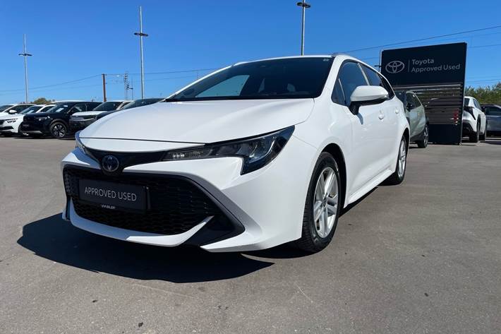 Hvid Toyota Corolla fra 2022 set udefra