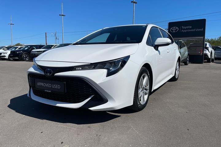 Hvid Toyota Corolla fra 2022 set udefra