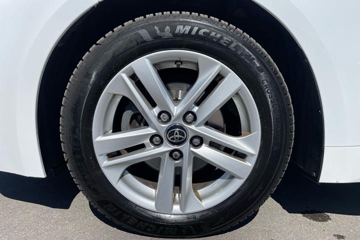 Hvid Toyota Corolla fra 2022