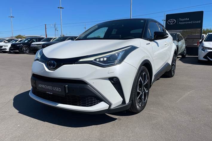 Hvid Toyota C-HR fra 2021 set udefra