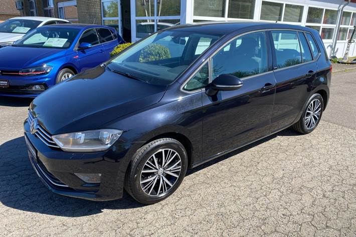 Sort VW Golf Sportsvan fra 2017 set udefra
