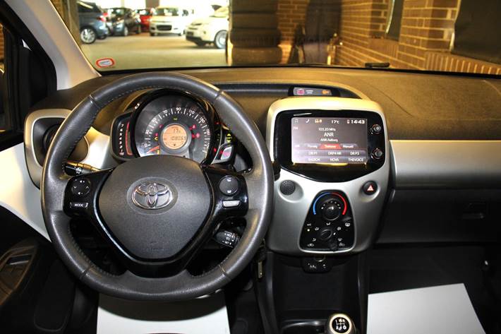 Hvid Toyota Aygo fra 2015