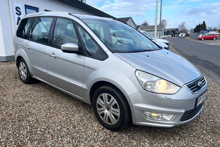 Sølv Ford Galaxy fra 2011 set udefra