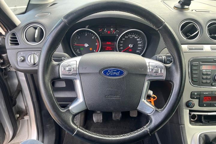 Sølv Ford Galaxy fra 2011