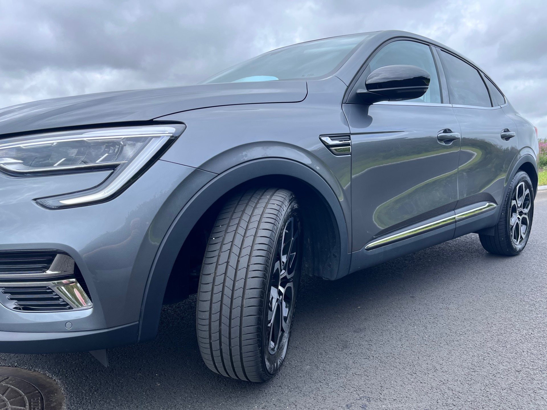 Grå Renault Arkana fra 2023