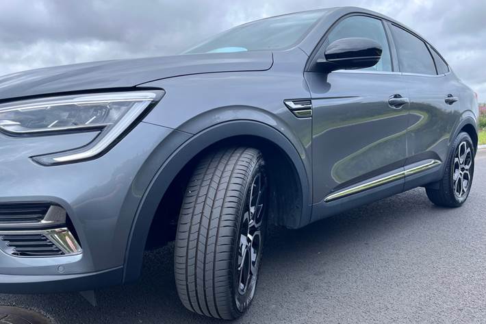 Grå Renault Arkana fra 2023