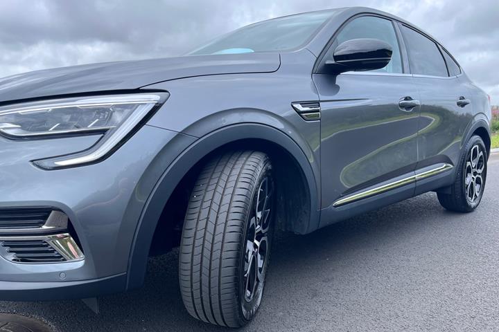 Grå Renault Arkana fra 2023