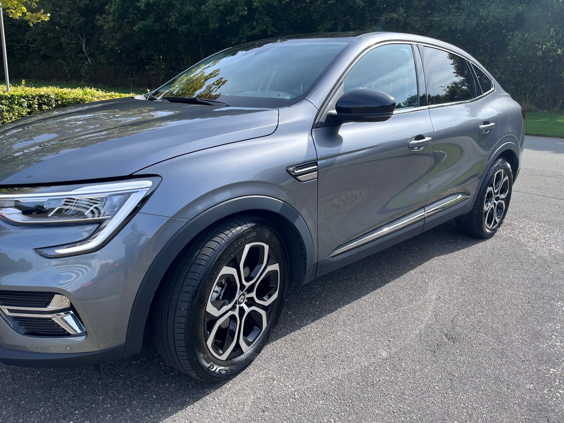 Grå Renault Arkana fra 2023
