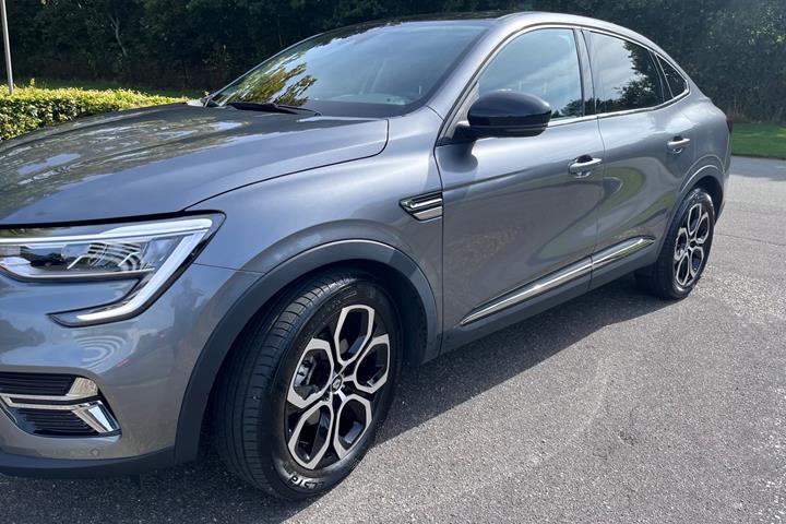 Grå Renault Arkana fra 2023