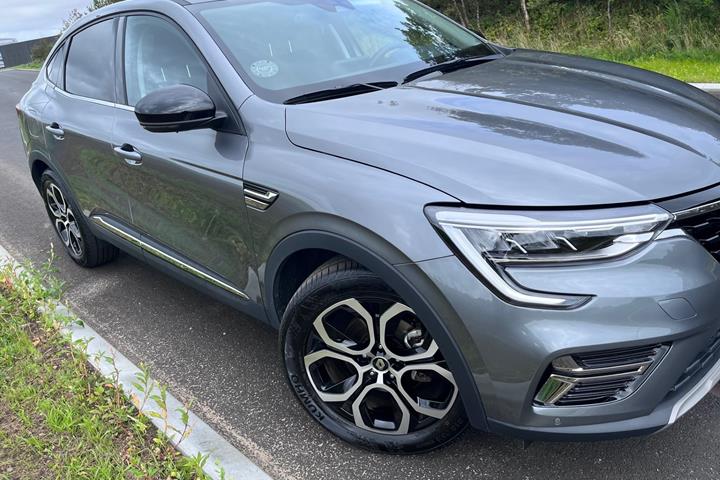 Grå Renault Arkana fra 2023