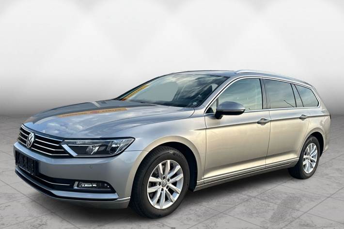 Sølv VW Passat fra 2016 set udefra