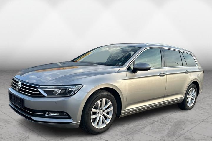 Sølv VW Passat fra 2016 set udefra