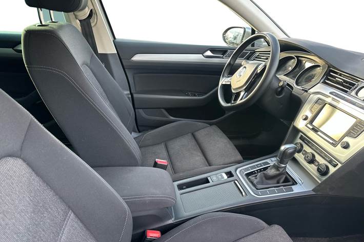 Sølv VW Passat fra 2016