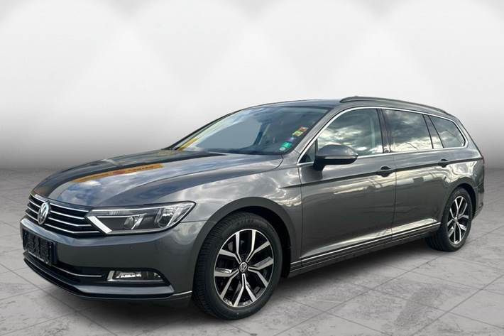 Grå VW Passat fra 2017 set udefra