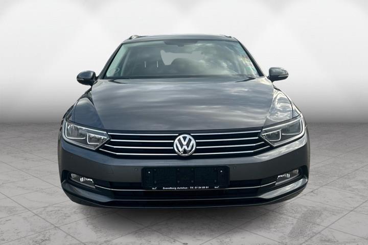 Grå VW Passat fra 2017