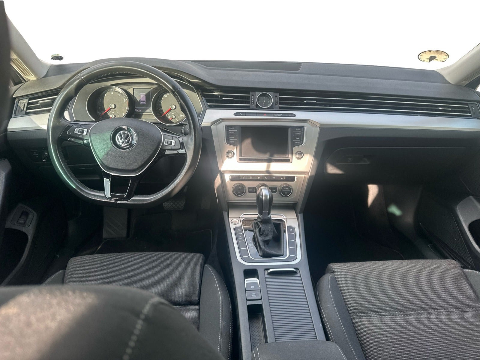 Grå VW Passat fra 2017