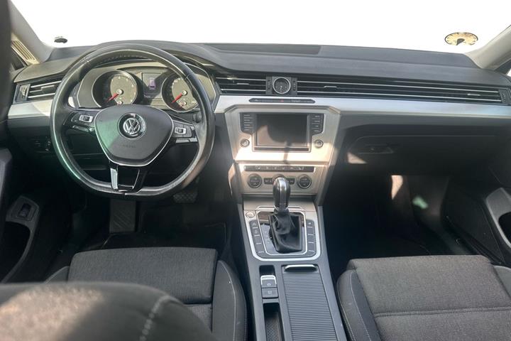 Grå VW Passat fra 2017