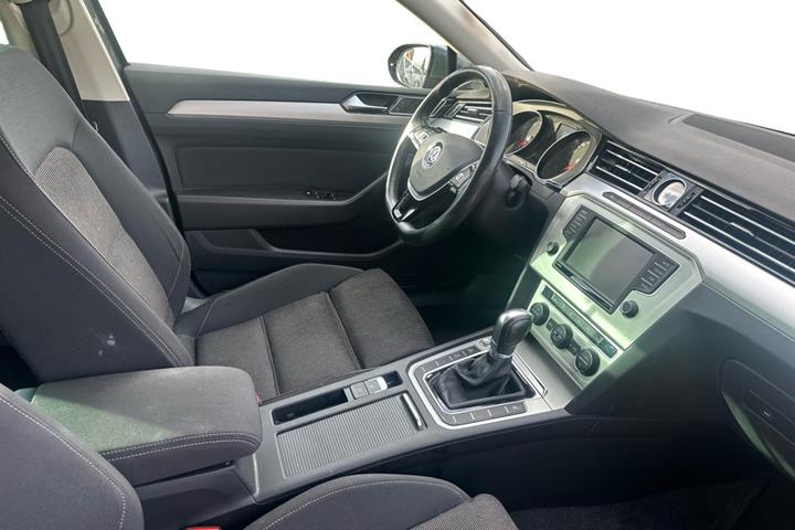 Grå VW Passat fra 2017