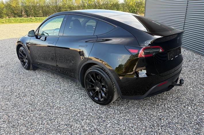 Sort Tesla Model Y fra 2023