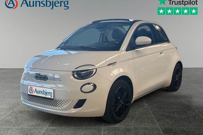 Hvid Fiat 500e fra 2023 set udefra