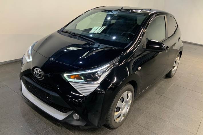 Sort Toyota Aygo fra 2020 set udefra