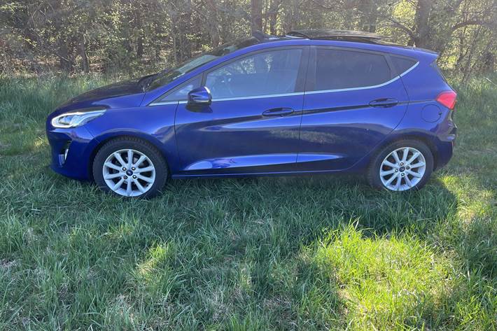 Blå Ford Fiesta fra 2017