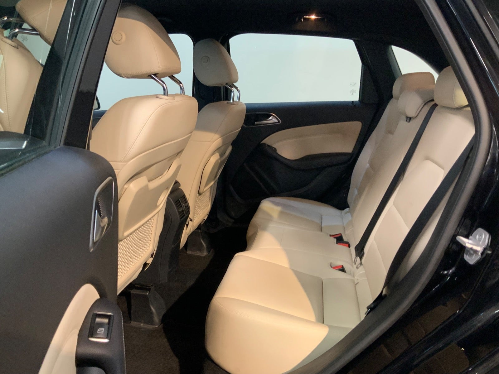 Sort Mercedes B200 d fra 2018
